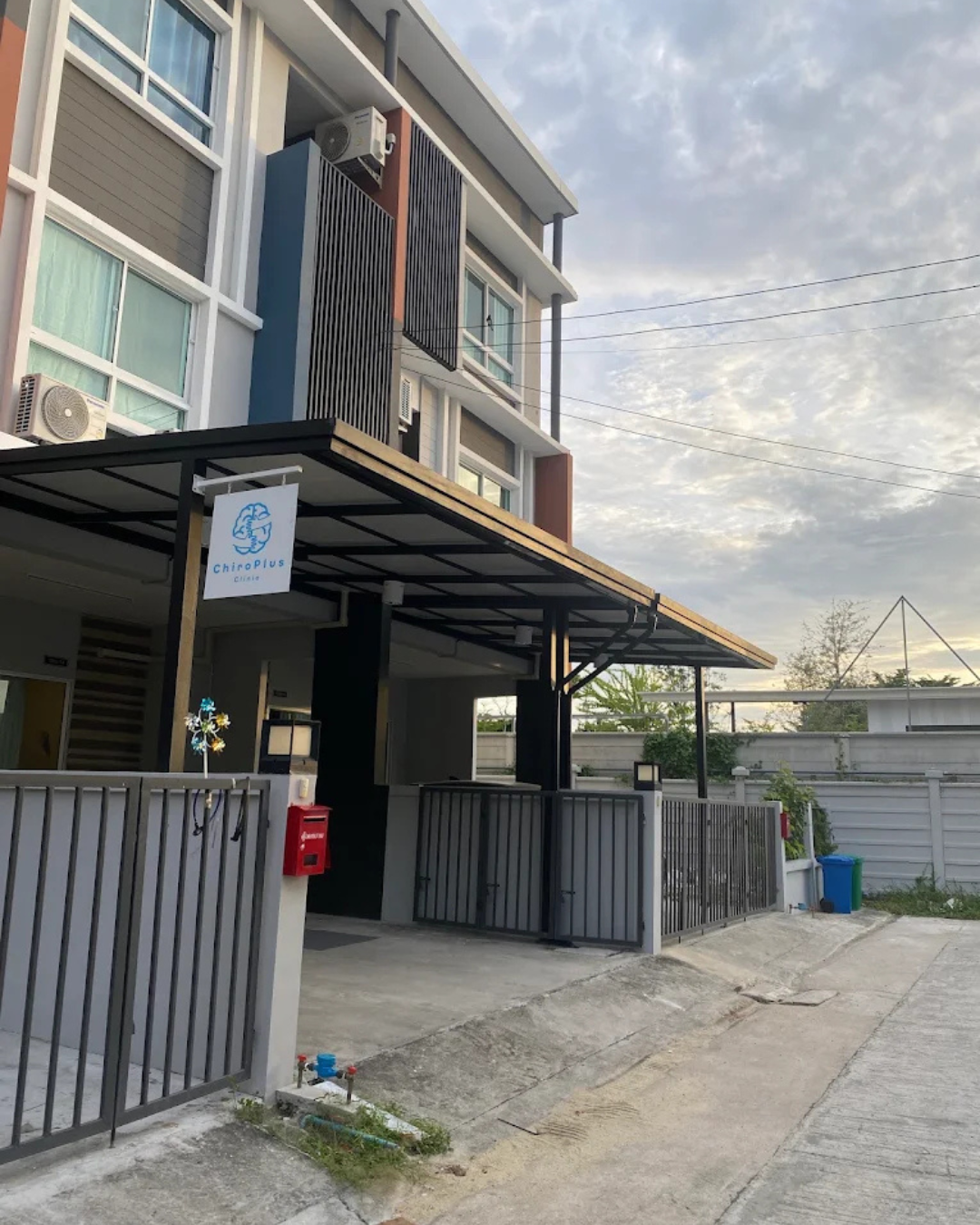 Stores standsole สาขาคลินิก chiroplus clinic la salle ลาซาล 4